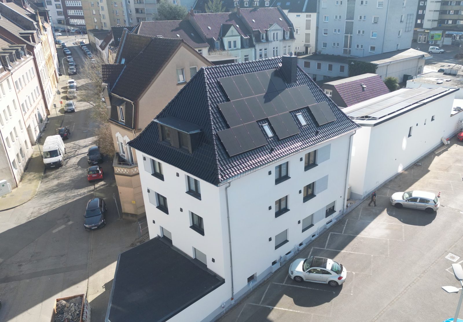 Dasselbe Mehrfamilienhaus in Bochum nach der energetischen Sanierung durch FASBO mit Photovoltaikanlage